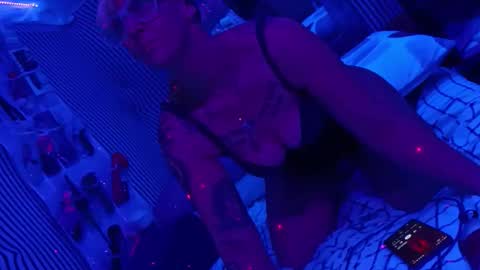 kikilovespartylights online show from December 3, 7:03 pm