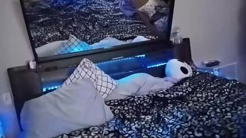 kikilovespartylights online show from February 26, 7:42 pm