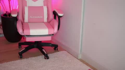 kimberdeee online show from May 4, 6:47 pm