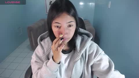 Snapshot of kimberly_thomson_t chatting on January 23, 10:43 am kimberly online show from January 23, 10:43 am