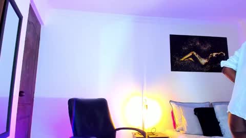 Kimberly Banks online show from February 26, 8:25 pm