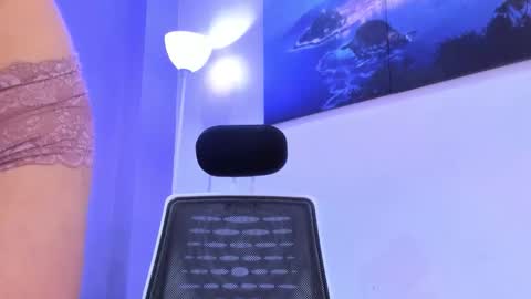 Kimberly Villalobos online show from November 25, 11:42 am