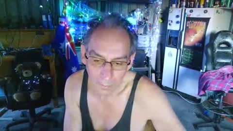 kimintheshed online show from December 5, 11:08 am