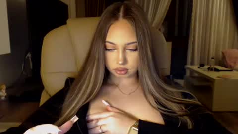 Kim Lee  online show from February 20, 5:20 pm