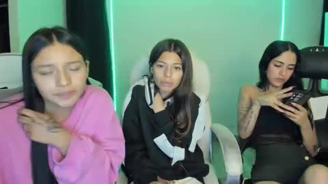 Snapshot of kimmi_foxy chatting on February 11, 11:22 pm kimmi online show from February 11, 11:22 pm