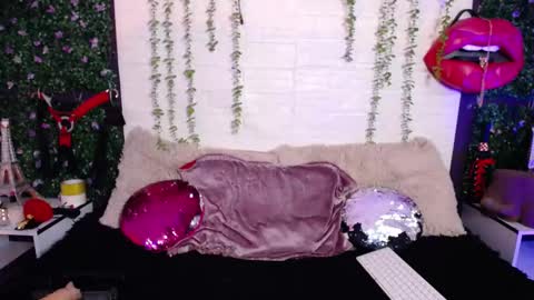 Mary online show from February 5, 6:26 pm