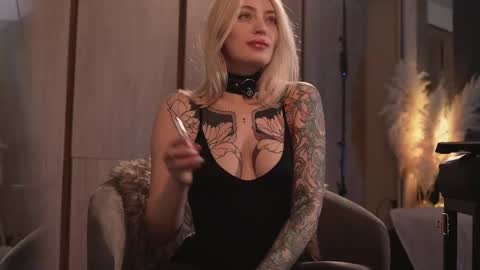 kinkylina_ online show from February 19, 2:22 pm