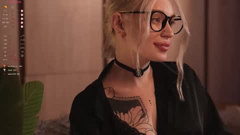 kinkylina_ online show from February 28, 3:59 pm