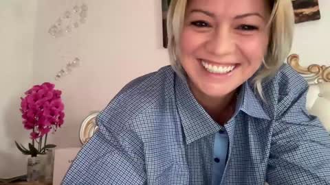 Snapshot of kiradivine chatting on September 25, 1:29 pm KiraDivine online show from September 25, 1:29 pm