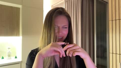 Kira online show from December 3, 4:07 pm