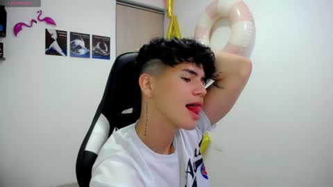Snapshot of kiss_whitee chatting on September 22, 1:31 am kiss_whitee online show from September 22, 1:31 am