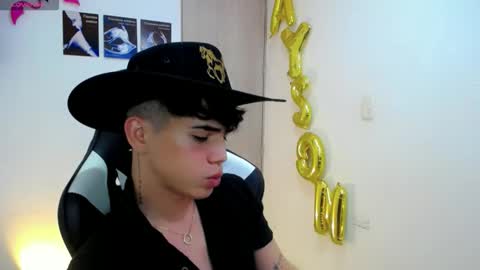 Snapshot of kiss_whitee chatting on September 23, 1:32 am kiss_whitee online show from September 23, 1:32 am