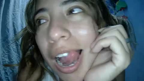 Snapshot of kissmelovejummy chatting on October 11, 11:15 am Erika paul online show from October 11, 11:15 am