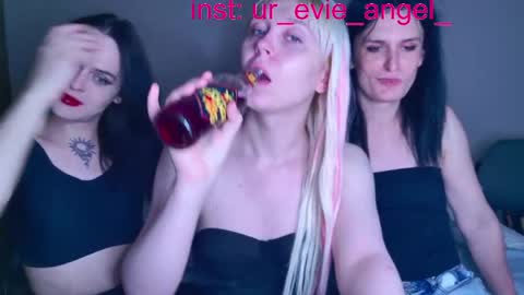 Evelyn online show from May 13, 7:23 pm