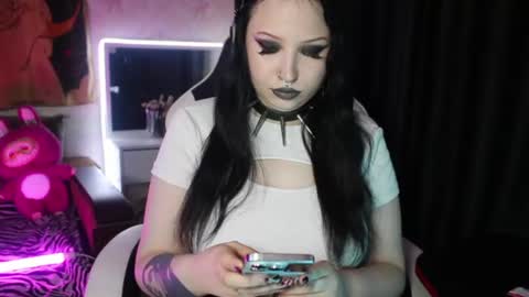 Hey  Im Ellie  if you like me and like my show give me a thumbs up hehe online show from July 3, 9:08 pm
