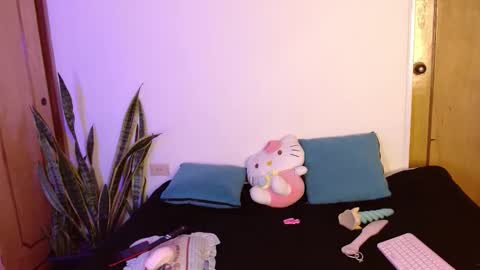 Snapshot of kittycatw chatting on October 21, 3:59 pm LAURA help me reach 100likes online show from October 21, 3:59 pm