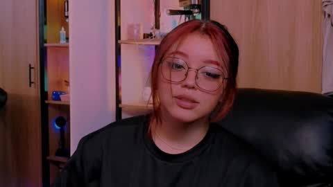 Khloe online show from March 13, 7:50 pm