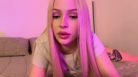 Snapshot of kristy_babe chatting on September 20, 4:32 pm Kristy and Alice online show from September 20, 4:32 pm