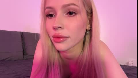 Snapshot of kristy_babe chatting on October 16, 11:47 pm Kristy and Alice online show from October 16, 11:47 pm