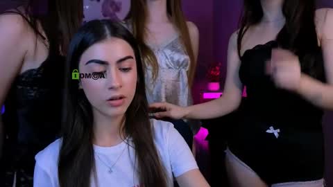 Snapshot of kylie_angel3 chatting on October 14, 7:39 pm Kylie loves u online show from October 14, 7:39 pm