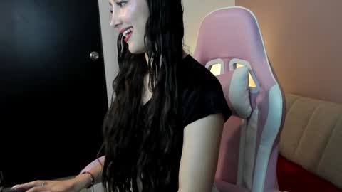 Snapshot of kymgiraldo8 chatting on December 16, 7:26 am Kym Giraldo online show from December 16, 7:26 am