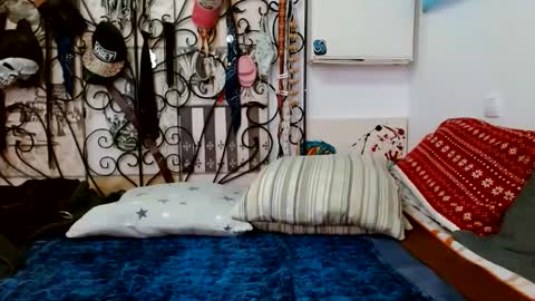 lachicadeldiablo online show from December 15, 12:01 pm