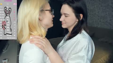 Violet and Isabel online show from May 17, 7:12 pm