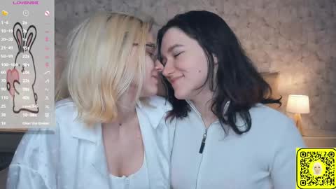 Violet and Isabel online show from June 3, 7:19 pm