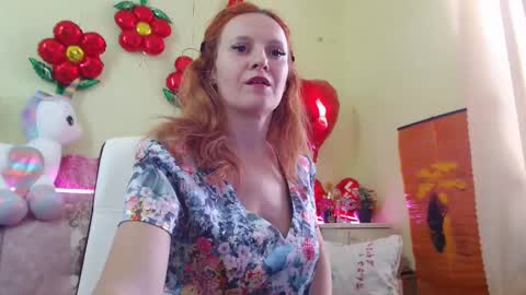 Snapshot of ladybigsmile chatting on February 18, 9:32 am Sima Ladybigsmile online show from February 18, 9:32 am
