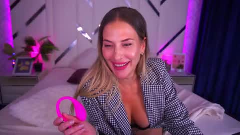 Laura online show from October 16, 2:06 pm