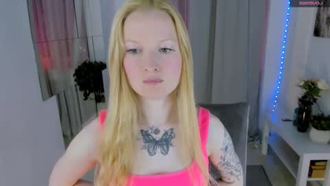 Snapshot of laly_peach chatting on October 9, 4:12 pm Laly online show from October 9, 4:12 pm