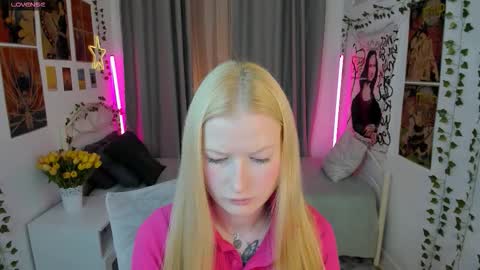 Snapshot of laly_peach chatting on October 18, 4:00 pm Laly online show from October 18, 4:00 pm