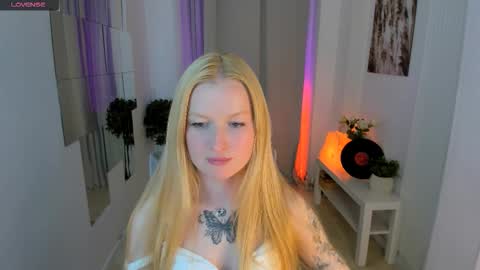 Snapshot of laly_peach chatting on September 10, 4:52 pm Laly online show from September 10, 4:52 pm