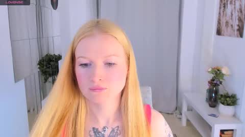 Snapshot of laly_peach chatting on October 14, 5:49 pm Laly online show from October 14, 5:49 pm