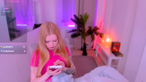 Snapshot of laly_peach chatting on March 9, 7:37 pm Laly online show from March 9, 7:37 pm