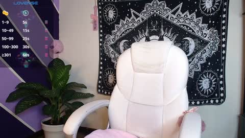 ig WitchDivinne online show from February 3, 7:31 pm