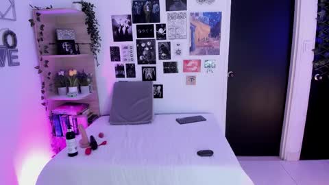 lanaherondale_ online show from December 15, 9:38 am