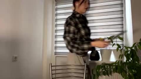 Sarah online show from February 18, 2:06 pm