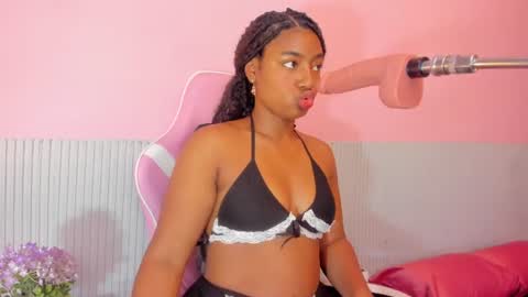 laraebony_ online show from July 4, 11:03 am