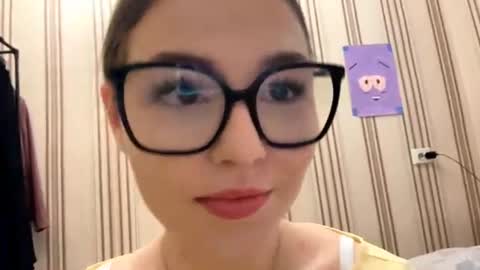 Mia online show from June 9, 1:44 pm