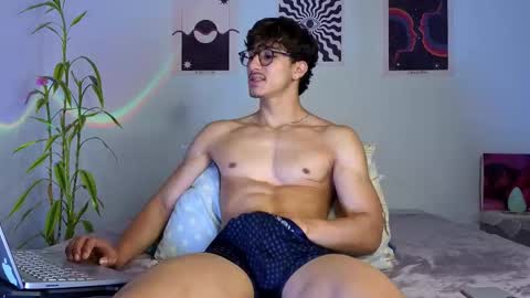 Snapshot of latinguyxl chatting on October 23, 1:40 am Logan online show from October 23, 1:40 am