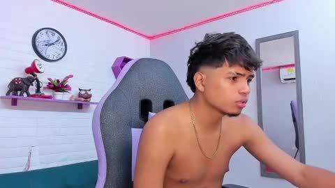 Snapshot of latinhotboy_19 chatting on October 7, 5:53 pm latinhotboy_19 online show from October 7, 5:53 pm