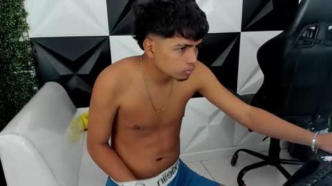 Snapshot of latinhotboy_19 chatting on October 8, 7:09 pm latinhotboy_19 online show from October 8, 7:09 pm