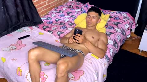 latinosadictosalsexo online show from April 16, 9:39 pm