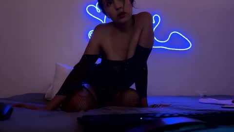 laura  online show from May 20, 4:09 am