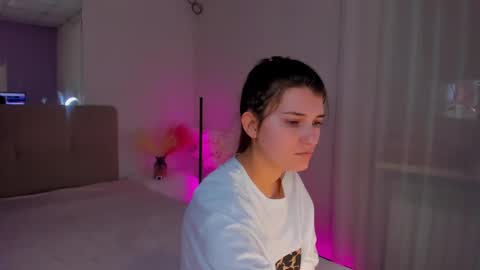 Snapshot of laura__leee chatting on March 11, 9:34 am Laura online show from March 11, 9:34 am