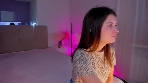 Snapshot of laura__leee chatting on March 10, 6:27 am Laura online show from March 10, 6:27 am