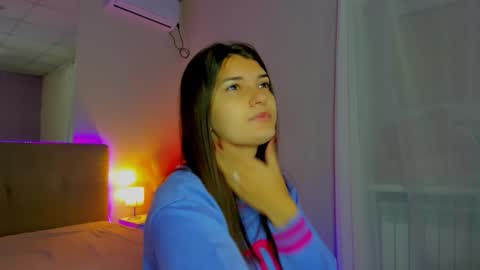 Snapshot of laura__leee chatting on September 30, 5:29 am Laura online show from September 30, 5:29 am