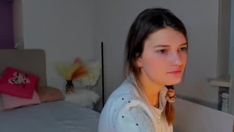 Snapshot of laura__leee chatting on February 10, 6:20 am Laura online show from February 10, 6:20 am