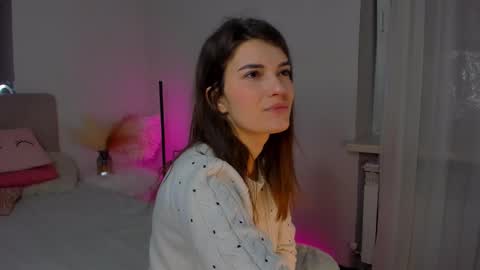Snapshot of laura__leee chatting on February 26, 5:57 am Laura online show from February 26, 5:57 am